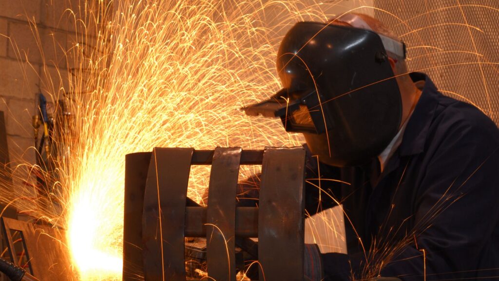 Corte y soldadura especializada en Bogotá para proyectos industriales y comerciales.