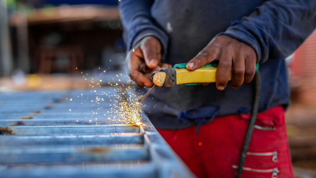 Soldadores expertos realizando ejecución segura de soldadura en Bogotá.