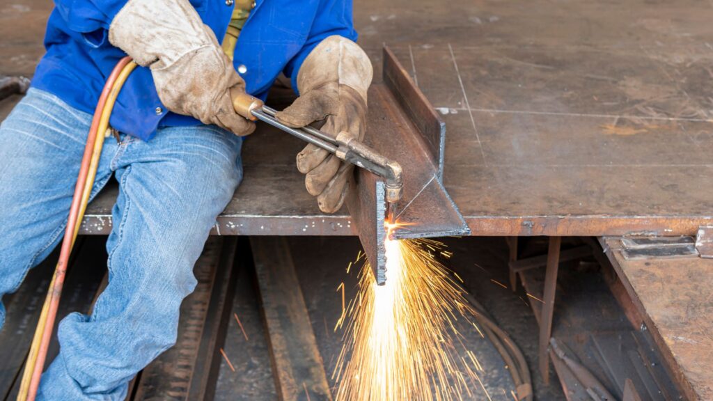 Equipo de soldadores certificados trabajando en proyectos en Bogotá.