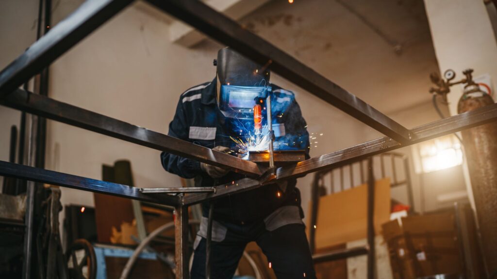 Fabricación de estructuras metálicas en Bogotá con soldadores certificados.