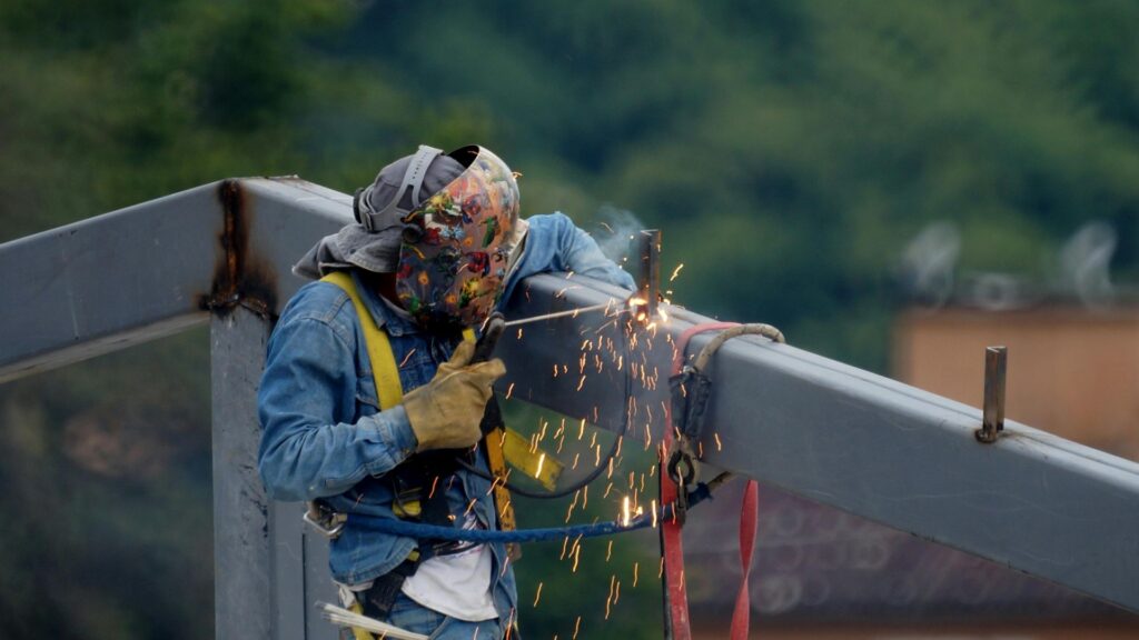 Soldadores certificados AWS y ASME trabajando en proyectos de soldadura en Bogotá.