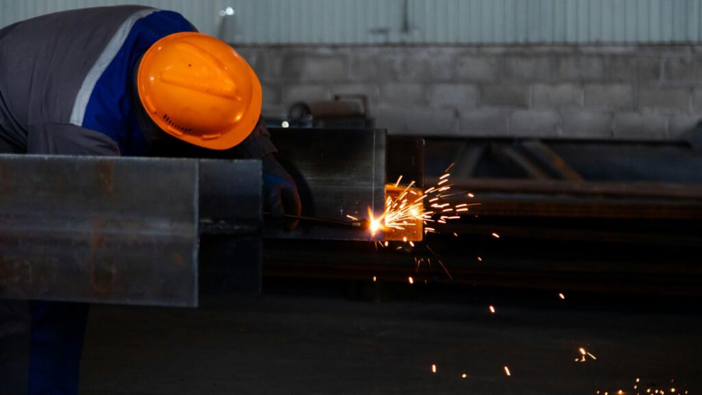 Soldadura profesional en Bogotá realizada por técnicos certificados.